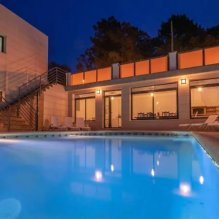 Aurore, 12 Persons, Large Salt-water Pool, Air Conditioning فيلة يوريت دي مار