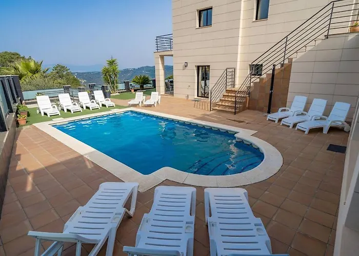 Aurore, 12 Persons, Large Salt-water Pool, Air Conditioning Willa *