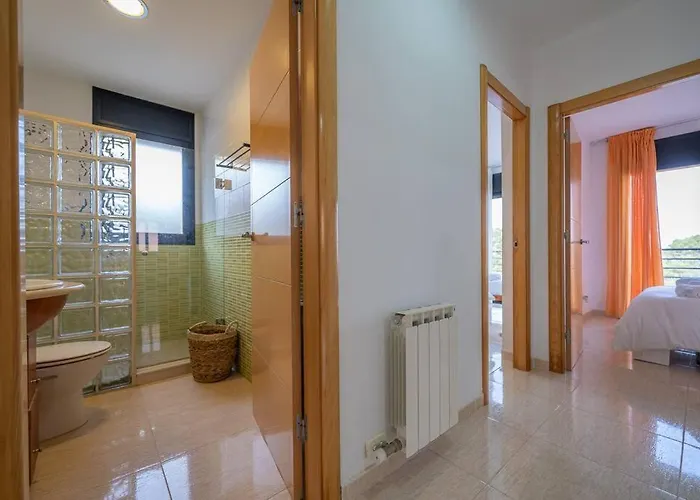 Aurore, 12 Persons, Large Salt-water Pool, Air Conditioning Lloret de Mar