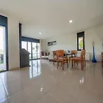 Aurore, 12 Persons, Large Salt-water Pool, Air Conditioning فيلة