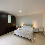 Aurore, 12 Persons, Large Salt-water Pool, Air Conditioning فيلة